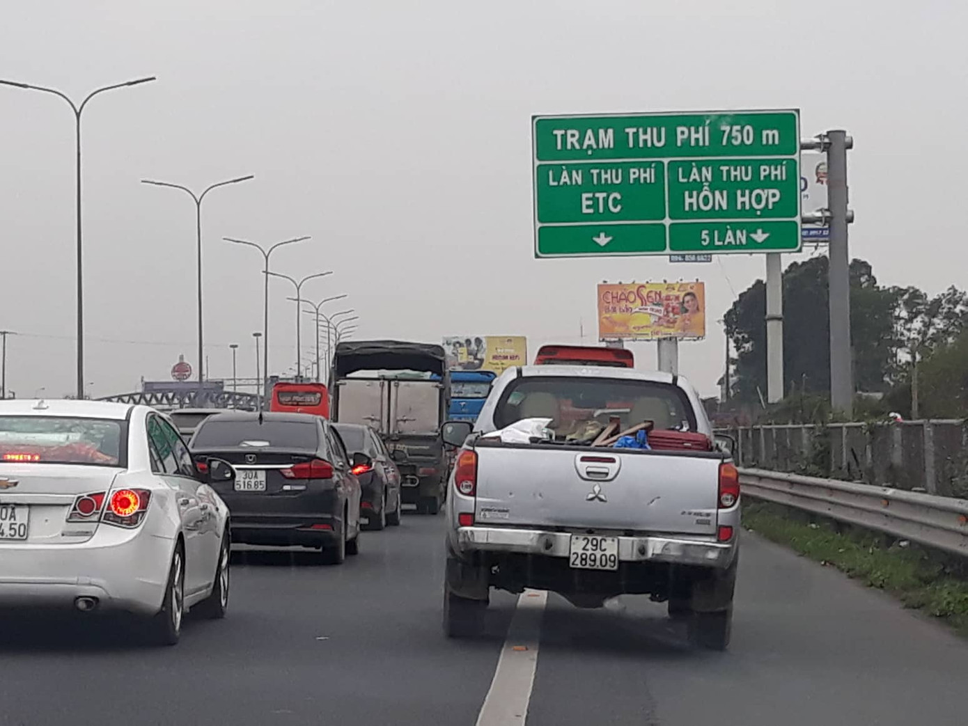 Ùn tắc kéo dài trước trạm thu phí cao tốc Pháp Vân - Cầu Giẽ ảnh 2