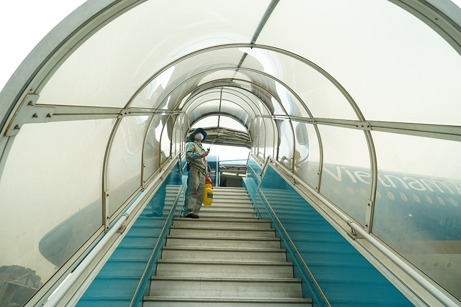 Cận cảnh quy trình vệ sinh tàu bay giữa dịch Covid-19 ảnh 8