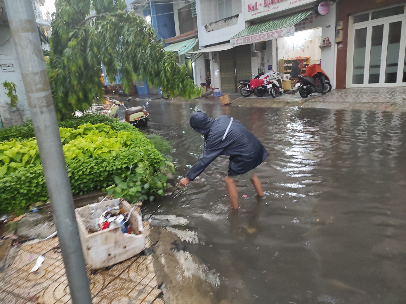 Người dân khơi thông cống để thoát nước Đường Sài Gòn lại thành sông sau mưa ảnh 6