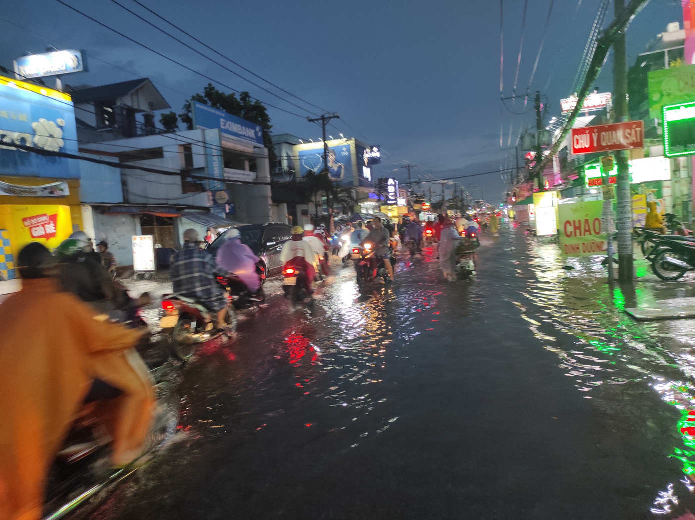 Đường Phạm Phú Thứ ở quận này cũng chung tình trạng Đường Sài Gòn lại thành sông sau mưa ảnh 2
