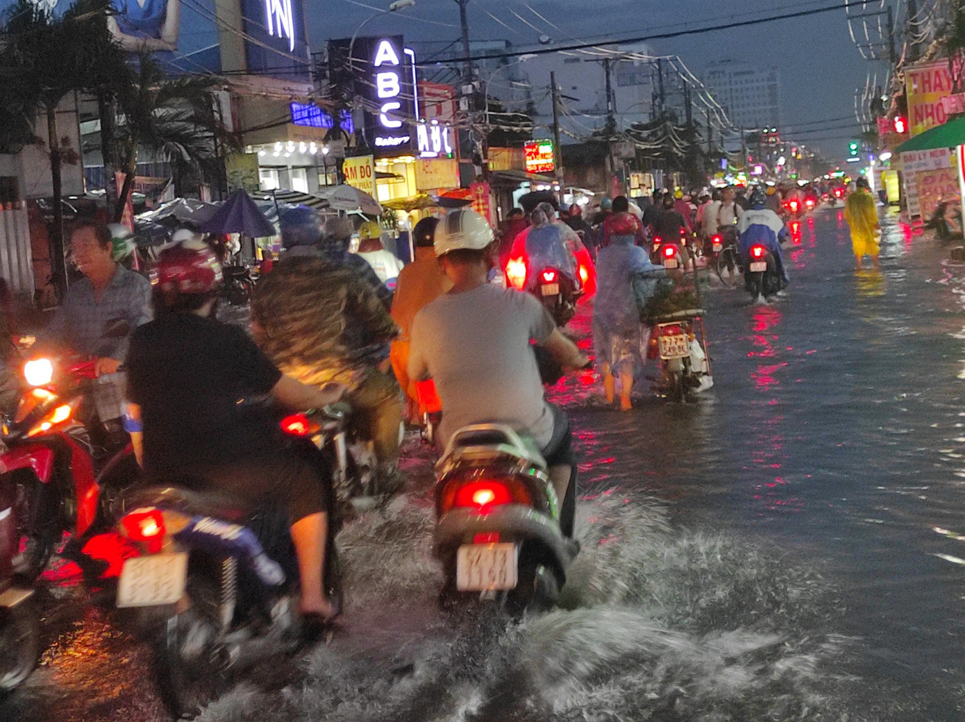 Đường Bình Tiên ở quận 6 ngập sau khi mưa đổ được 30 phút- ảnh Đin Lê Đường Sài Gòn lại thành sông sau mưa ảnh 1