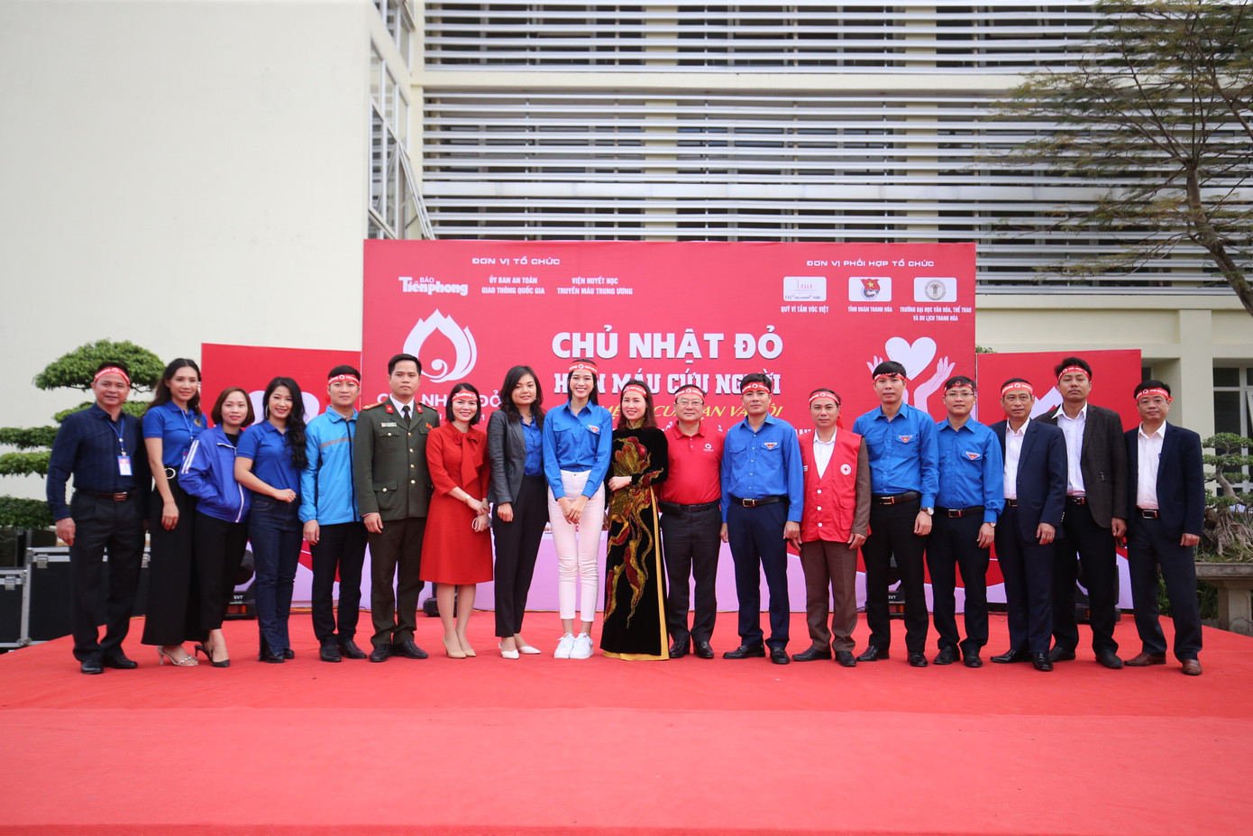 Hoa hậu Đỗ Thị Hà hưởng ứng ngày hội Chủ nhật Đỏ tại Thanh Hoá ảnh 4