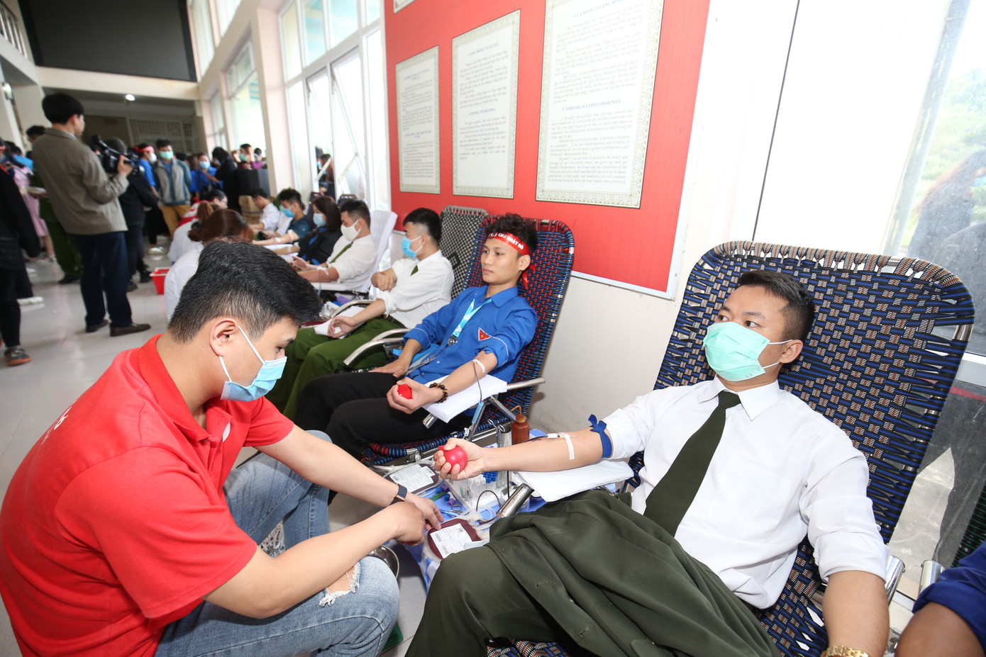 Hoa hậu Đỗ Thị Hà hưởng ứng ngày hội Chủ nhật Đỏ tại Thanh Hoá ảnh 14