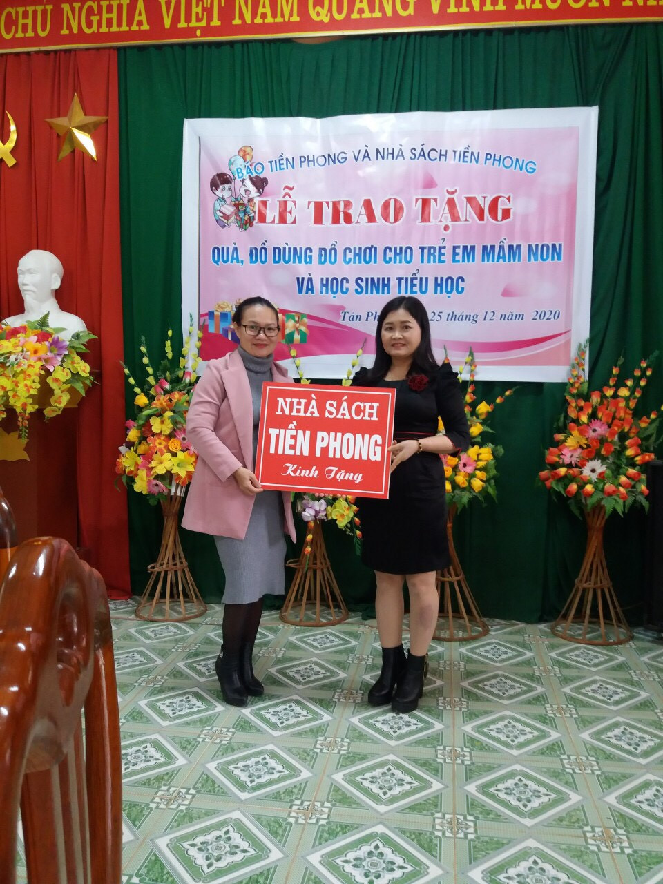 Nhà sách Tiền Phong tặng tủ sách, khu vui chơi, bàn học cho học sinh miền núi ảnh 1