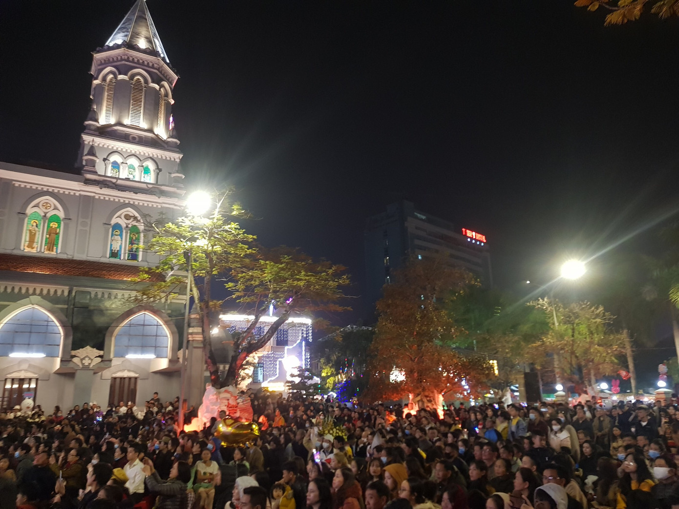 Cả nước tưng bừng đón chào Giáng sinh 2020 ảnh 3