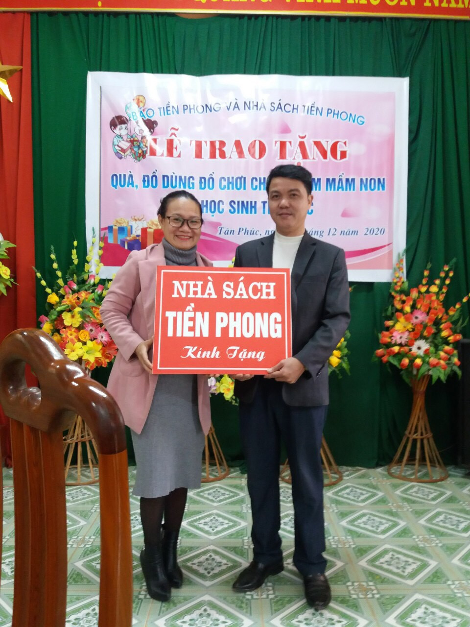 Nhà sách Tiền Phong tặng tủ sách, khu vui chơi, bàn học cho học sinh miền núi ảnh 3