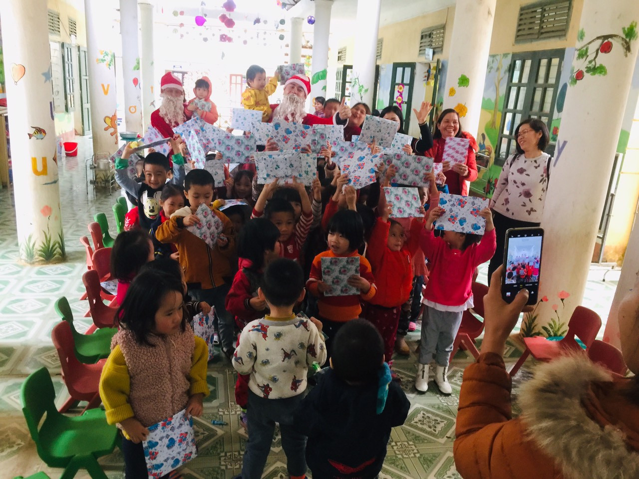 Nhà sách Tiền Phong tặng tủ sách, khu vui chơi, bàn học cho học sinh miền núi ảnh 2