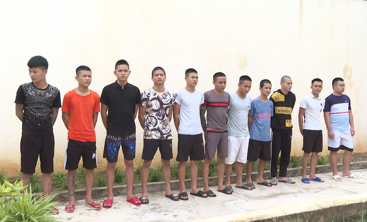 Dùng súng tự chế đuổi bắn nhau trên đường ảnh 1