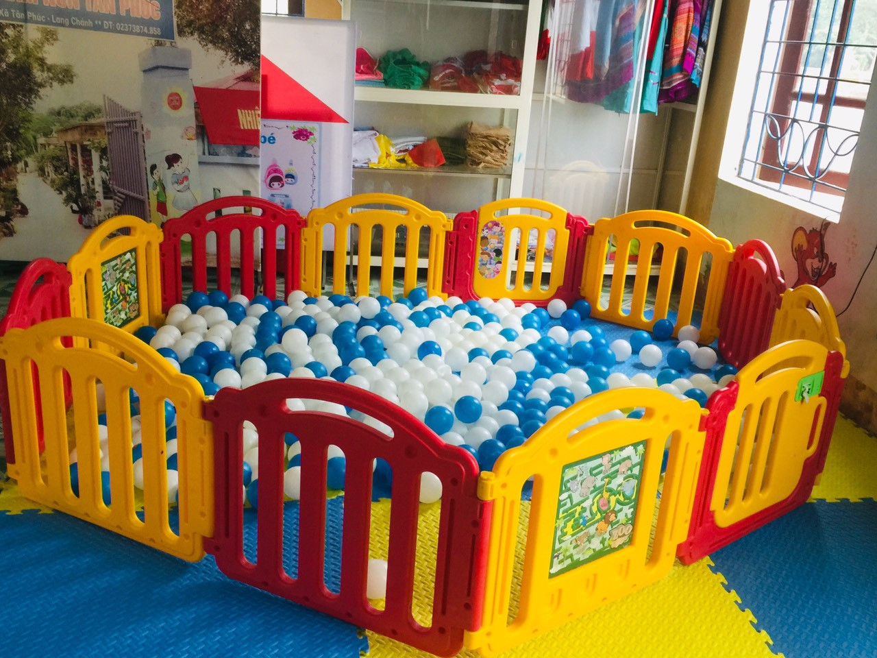 Nhà sách Tiền Phong tặng tủ sách, khu vui chơi, bàn học cho học sinh miền núi ảnh 5