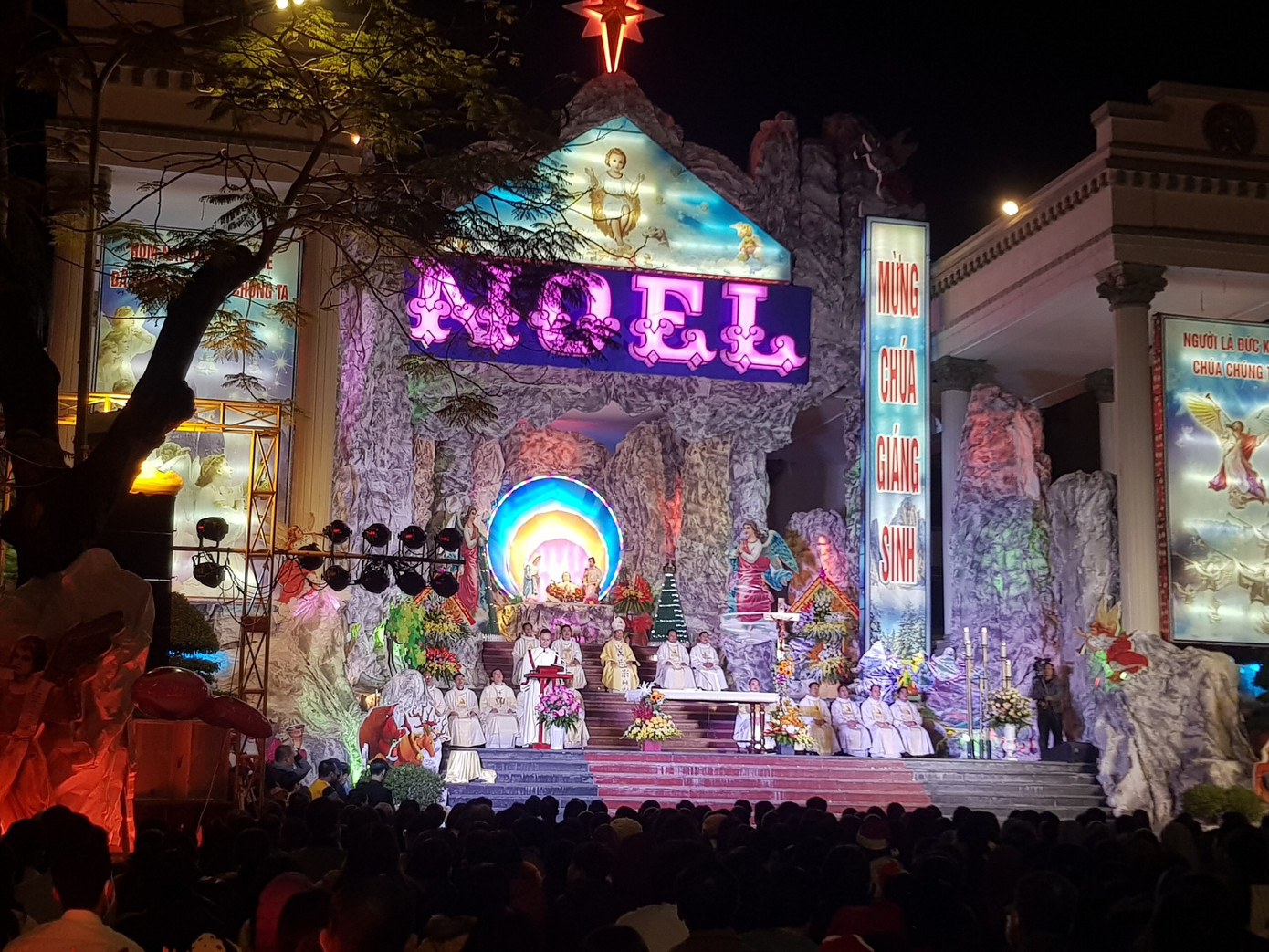 Cả nước tưng bừng đón chào Giáng sinh 2020 ảnh 1