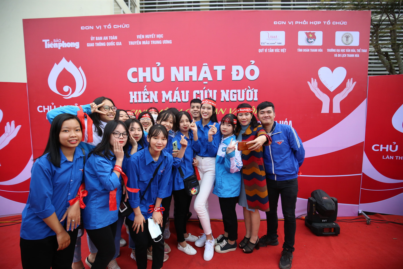 Hoa hậu Đỗ Thị Hà hưởng ứng ngày hội Chủ nhật Đỏ tại Thanh Hoá ảnh 8