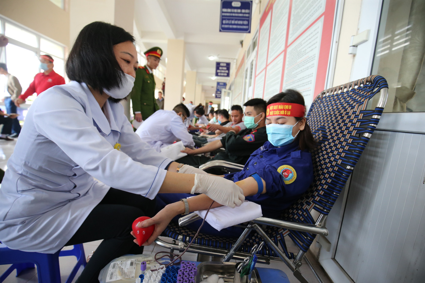 Hoa hậu Đỗ Thị Hà hưởng ứng ngày hội Chủ nhật Đỏ tại Thanh Hoá ảnh 20