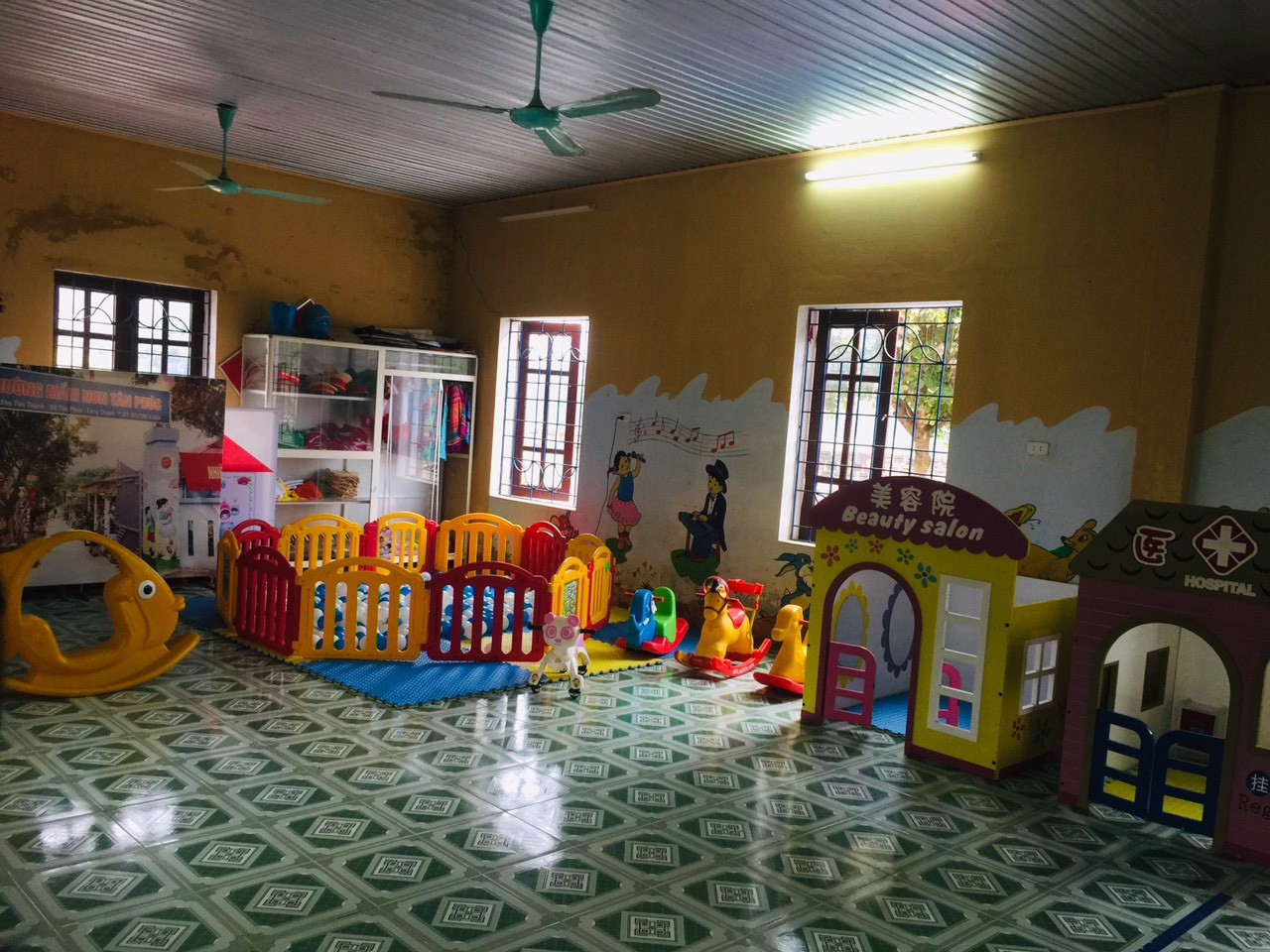 Nhà sách Tiền Phong tặng tủ sách, khu vui chơi, bàn học cho học sinh miền núi ảnh 4