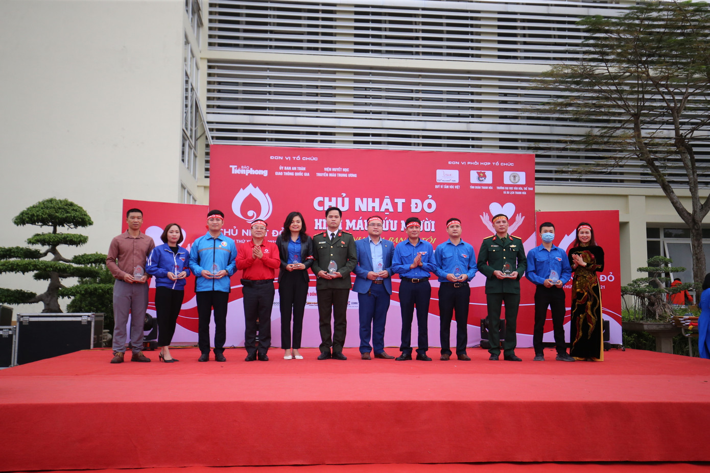 Hoa hậu Đỗ Thị Hà hưởng ứng ngày hội Chủ nhật Đỏ tại Thanh Hoá ảnh 3