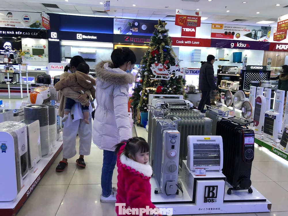 Thị trường thiết bị sưởi 'ấm lên' trong ngày giá rét ảnh 1