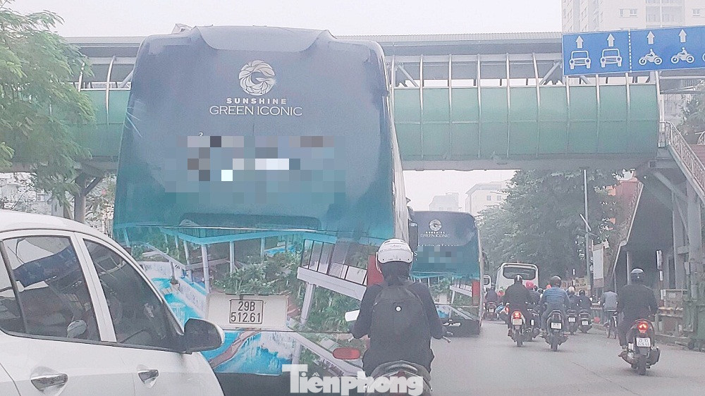 Đại gia bất động sản ồ ạt quảng cáo 'bẩn' trên đường phố Hà Nội ảnh 2