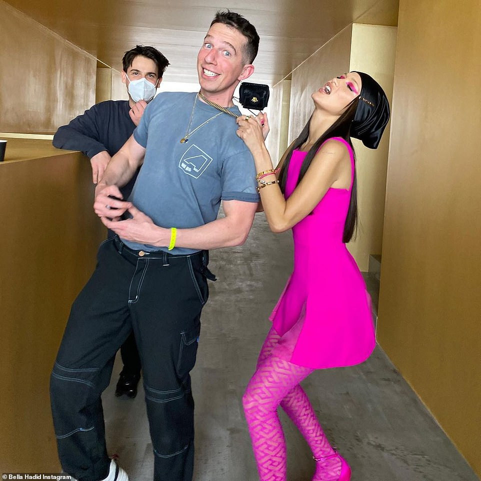 Siêu mẫu Nga Irina Shayk đẹp như nữ thần trên đường băng của Versace ảnh 16