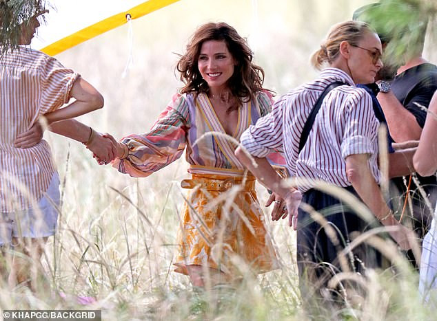 Vợ 'Thần Sấm Thor' chụp ảnh không nội y nóng bỏng ảnh 11