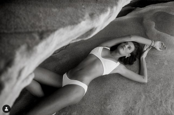 Mê mẩn ngắm body đẹp như tạc tượng của siêu mẫu Montana Cox với áo tắm ảnh 9