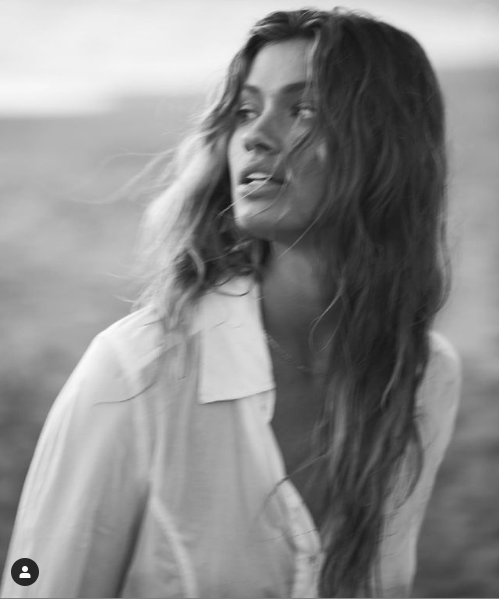 Nữ y tá tuyến đầu chống COVID-19 làm mẫu cho tạp chí áo tắm danh tiếng ảnh 7