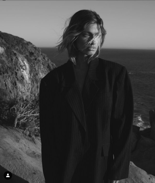 Nữ y tá tuyến đầu chống COVID-19 làm mẫu cho tạp chí áo tắm danh tiếng ảnh 4