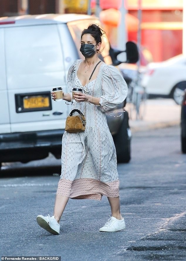 Katie Holmes trẻ trung bất ngờ trên phố với váy boho trễ nải ảnh 3