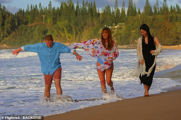 'Bond girl' Jane Seymour tuổi 70 trẻ đẹp ngỡ ngàng ở biển với áo tắm ảnh 7