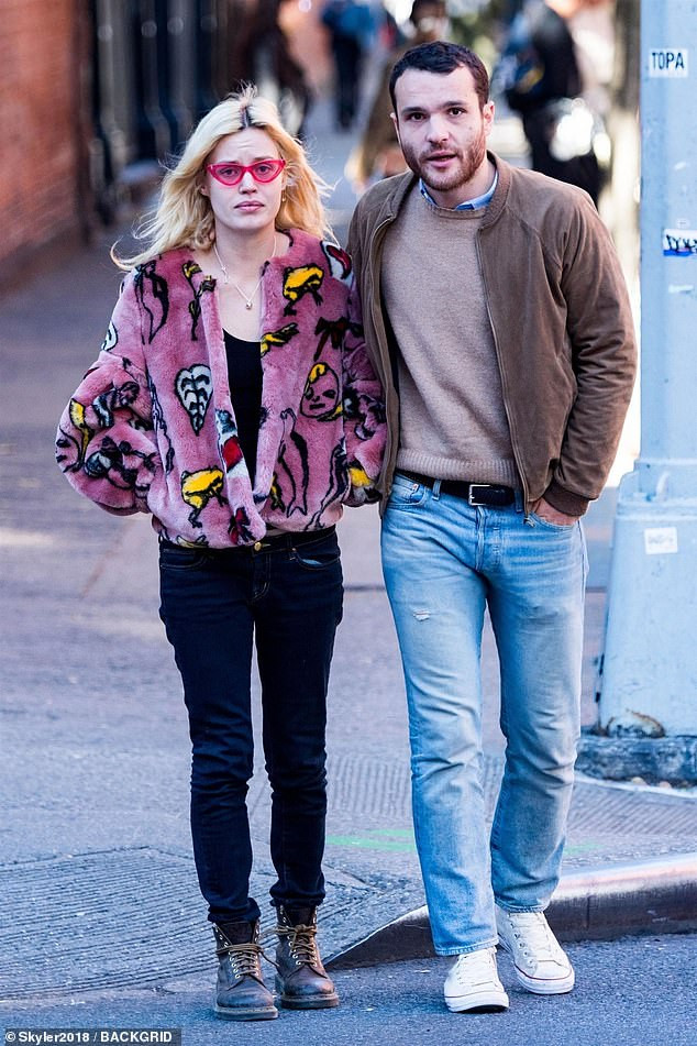 Đường cong nóng bỏng của con gái huyền thoại nhạc rock Mick Jagger ảnh 6