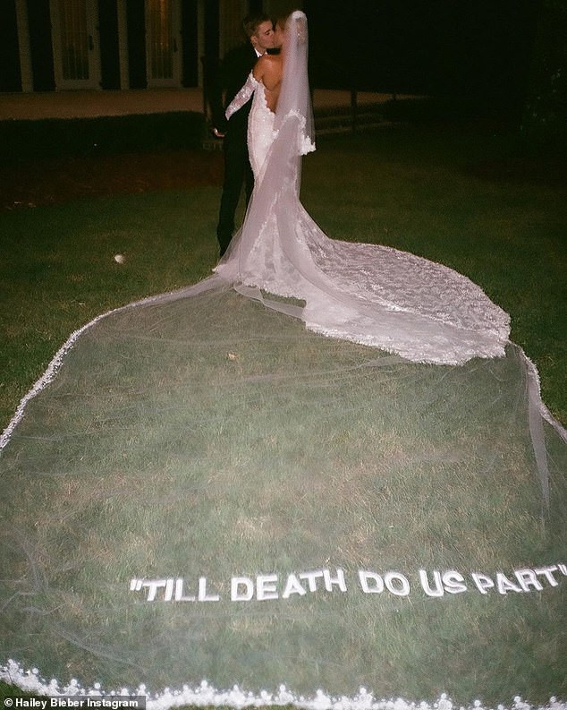 Bà xã của Justin Bieber mặc váy ôm sát, 'o ép' vòng một ảnh 9