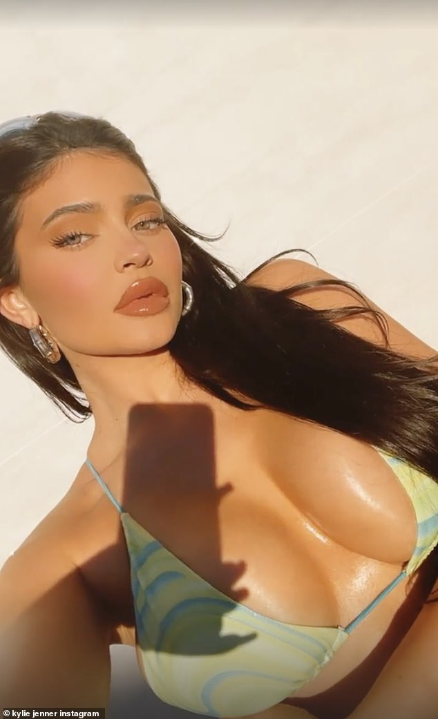 Nữ tỷ phú Kylie Jenner khoe đường cong 'rực lửa' với bikini ảnh 3