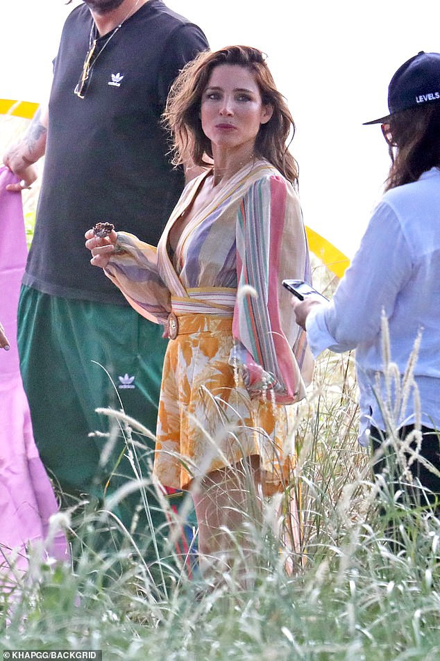 Vợ 'Thần Sấm Thor' chụp ảnh không nội y nóng bỏng ảnh 12