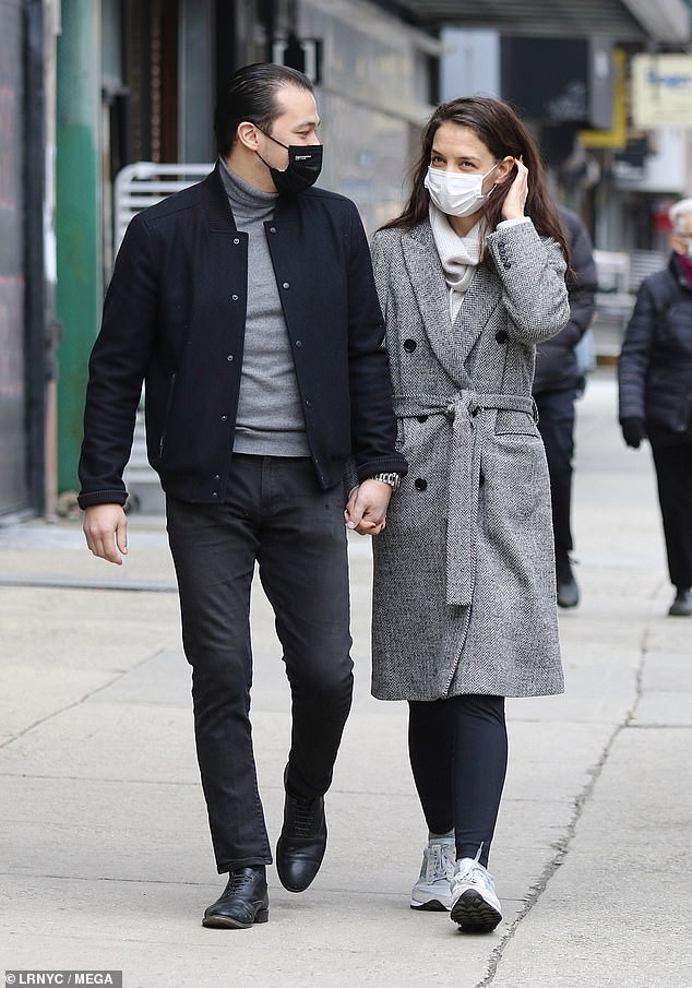 Katie Holmes trẻ trung bất ngờ trên phố với váy boho trễ nải ảnh 8