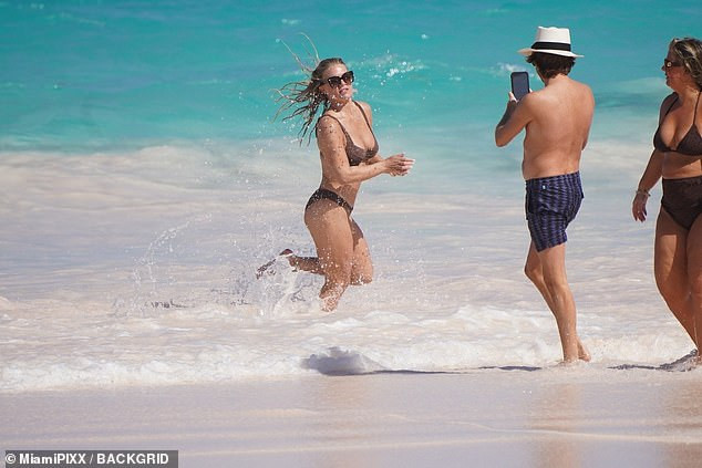 Mỹ nhân bị đồn ngoại tình với bồ trẻ của Jennifer Lopez nóng bỏng với bikini ở biển ảnh 5