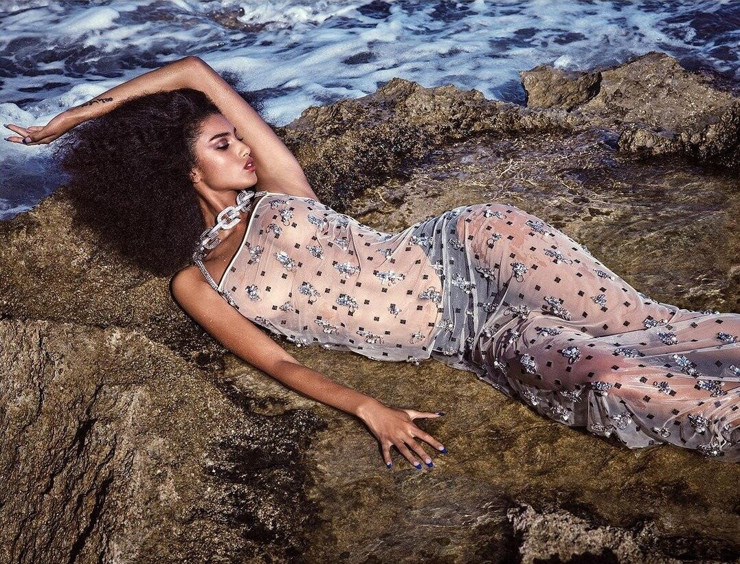 Khó rời mắt khỏi đường cong tuyệt mỹ của chân dài 9x Imaan Hammam ảnh 12