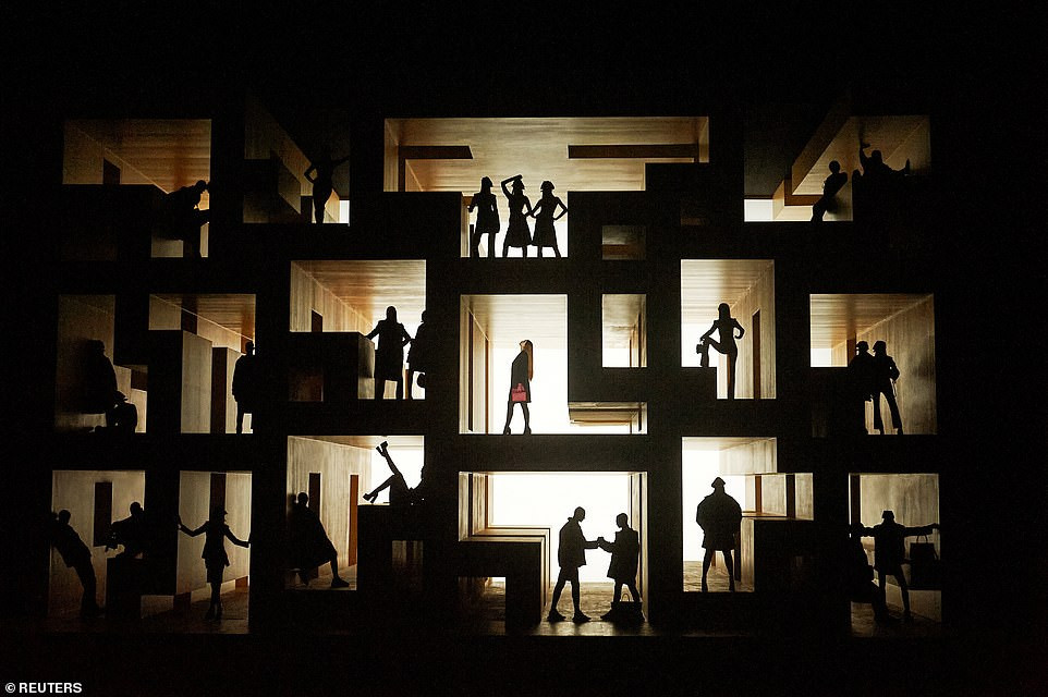 Siêu mẫu Nga Irina Shayk đẹp như nữ thần trên đường băng của Versace ảnh 14