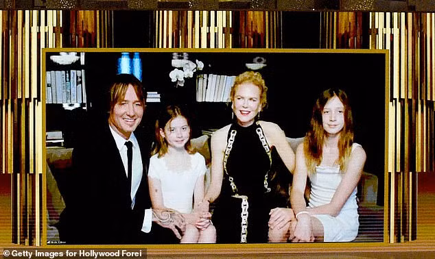 Nicole Kidman hiếm hoi khoe 2 con gái xinh đẹp tại Quả cầu Vàng ảnh 4