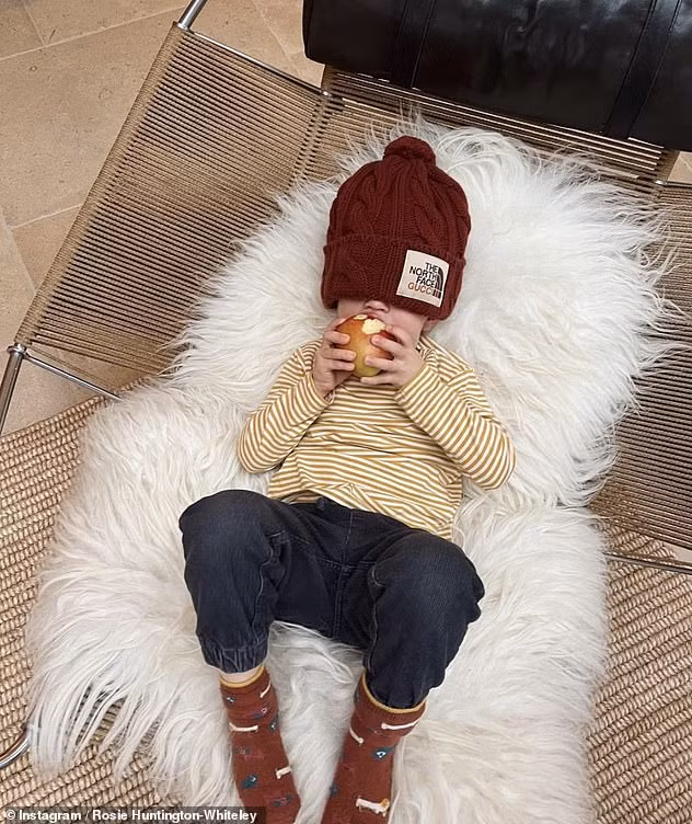 Bạn gái 'Người vận chuyển' chụp ngực trần nóng bỏng, hé lộ lần đầu gặp Jason Statham ảnh 14