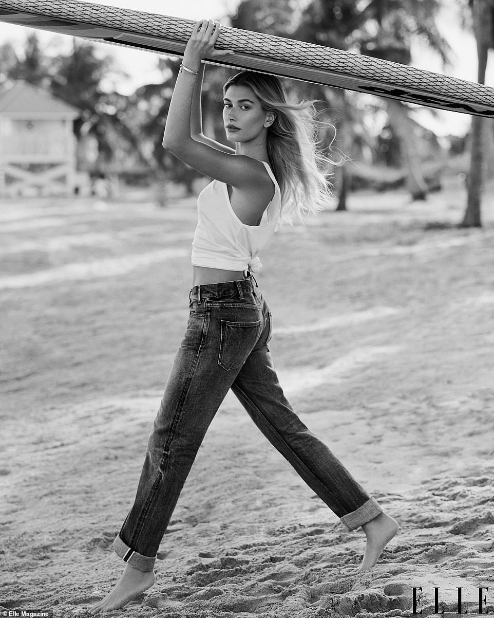 Bà xã của Justin Bieber mặc váy ôm sát, 'o ép' vòng một ảnh 13