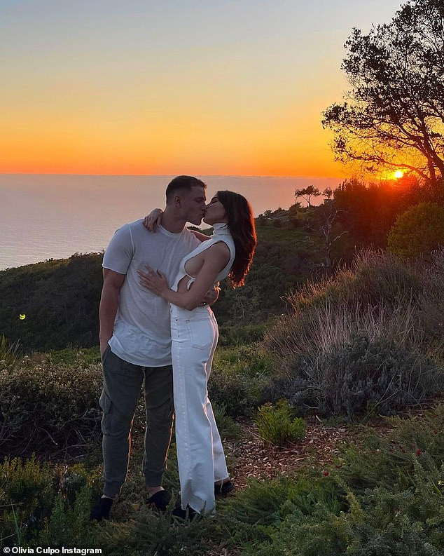 Hoa hậu Hoàn vũ Olivia Culpo khoe sắc vóc 'rực lửa' trên Sports Illustrated Swimsuit ảnh 10