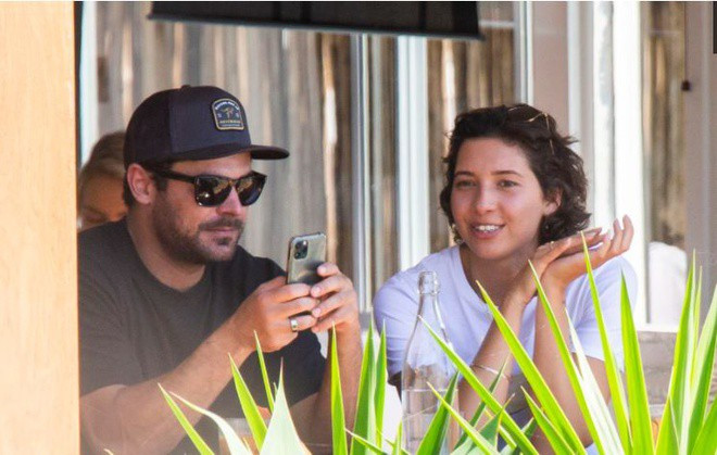 Bạn gái người mẫu của Zac Efron đẹp như tạc tượng ở biển với bikini ảnh 8