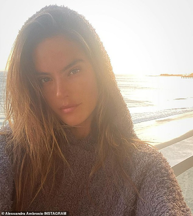 Siêu mẫu Alessandra Ambrosio mặc bra khoe eo săn chắc, tay trong tay trai lạ ảnh 12