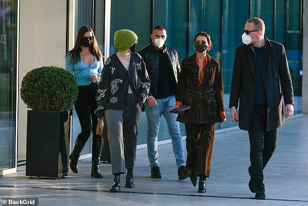 Dàn siêu mẫu đình đám xuất hiện ở 'kinh đô thời trang', đẹp như fashionista trên phố ảnh 1