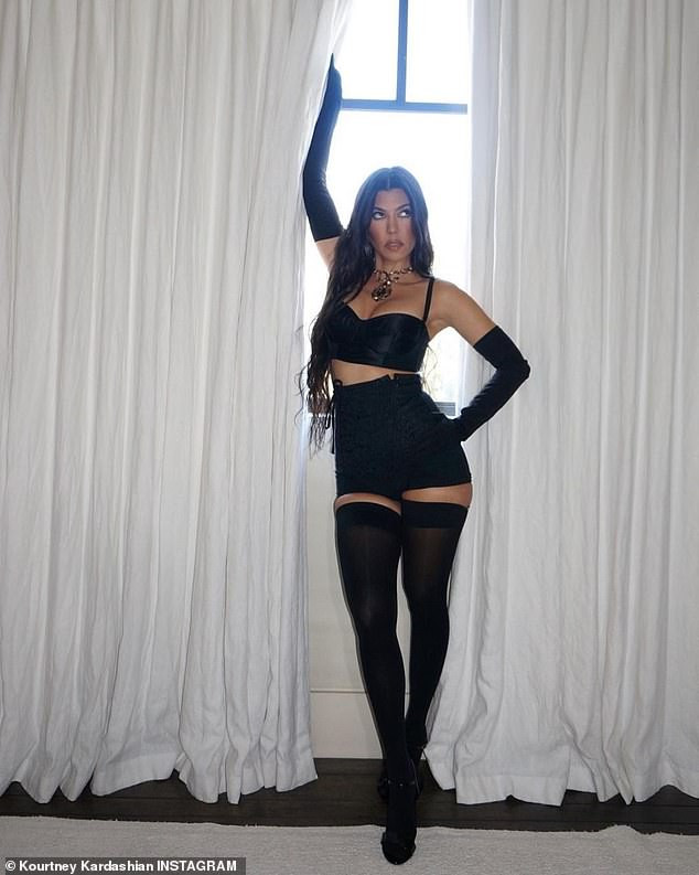 Chị em Kim Kardashian nóng bỏng 'rực lửa' trong show thời trang ảo của Dolce & Gabbana ảnh 6