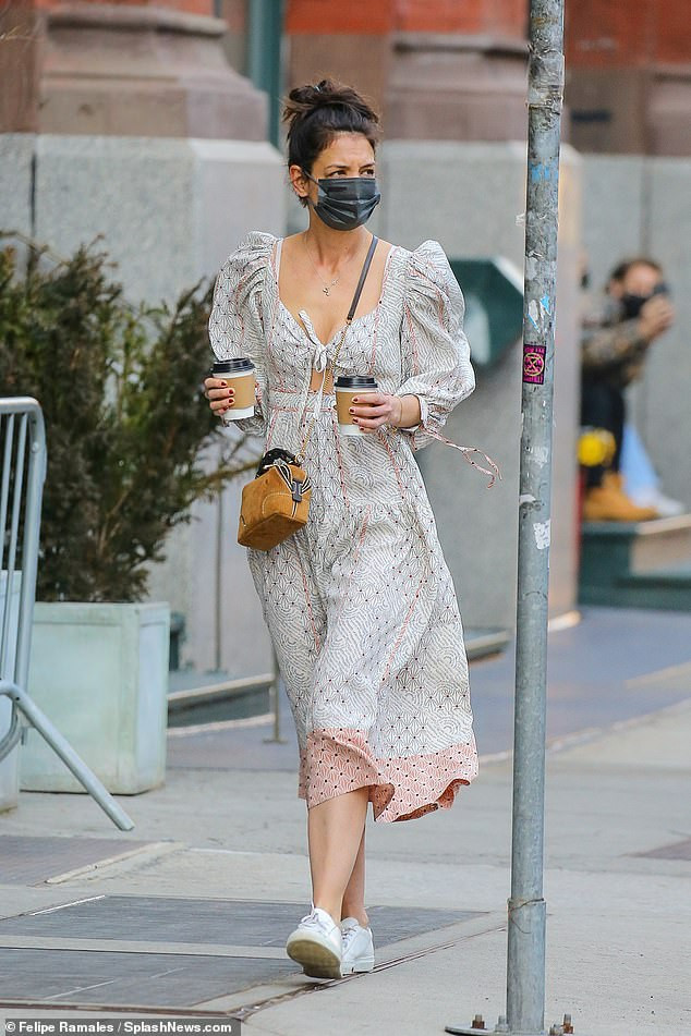 Katie Holmes trẻ trung bất ngờ trên phố với váy boho trễ nải ảnh 1