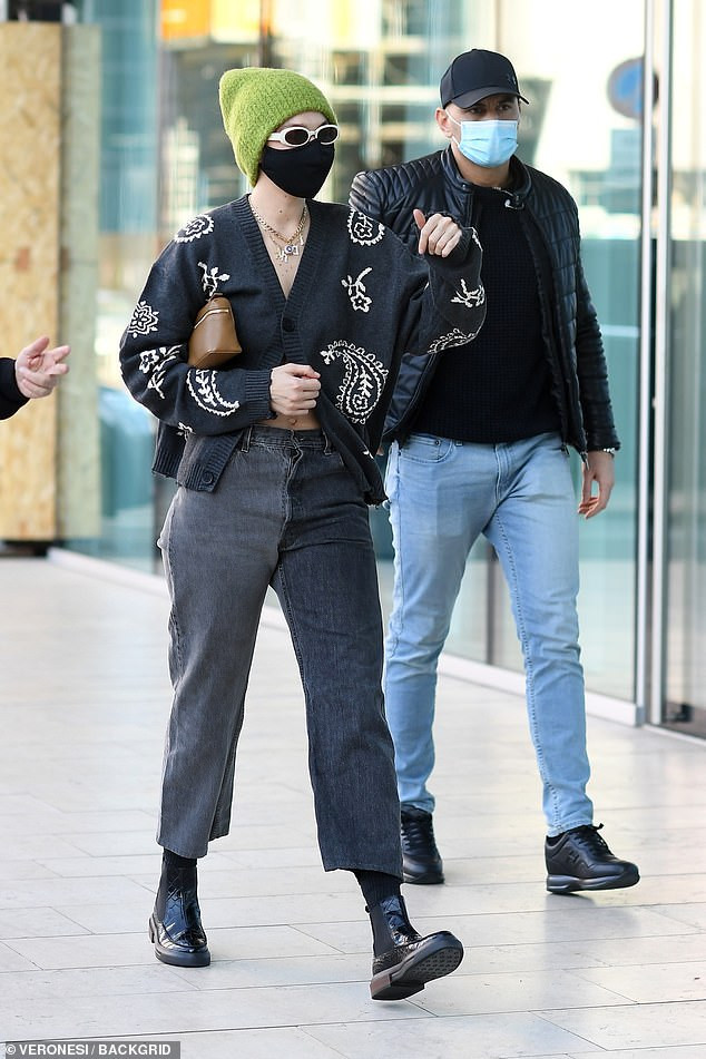 Dàn siêu mẫu đình đám xuất hiện ở 'kinh đô thời trang', đẹp như fashionista trên phố ảnh 4