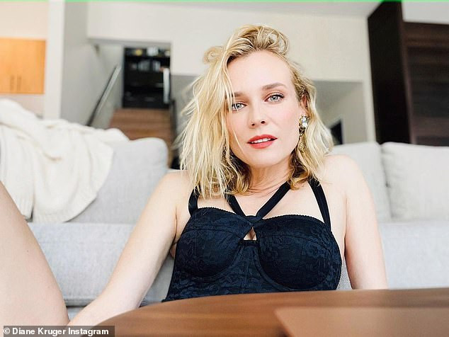 Chị em Kim Kardashian nóng bỏng 'rực lửa' trong show thời trang ảo của Dolce & Gabbana ảnh 12