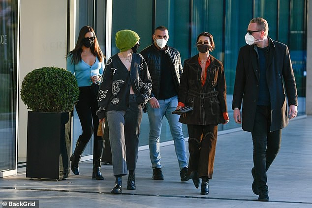 Siêu mẫu Nga Irina Shayk đẹp như nữ thần trên đường băng của Versace ảnh 18