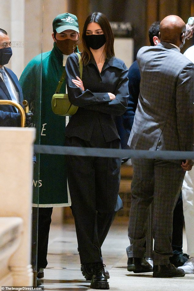 'Siêu mẫu đắt giá nhất thế giới' mặc mốt giấu quần khoe chân thon dài tuyệt đẹp ảnh 7