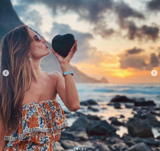 Siêu mẫu Alessandra Ambrosio mặc bra khoe eo săn chắc, tay trong tay trai lạ ảnh 9