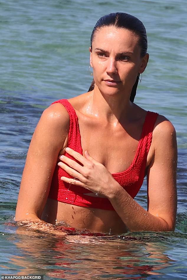 Sau cắt bỏ túi ngực, Hoa hậu hoàn vũ Úc Rachael Finch khoe dáng với áo tắm ảnh 2